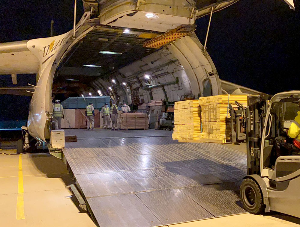 Frachtverladung Pferdeführanlage auf Maximus Air AN-124-100